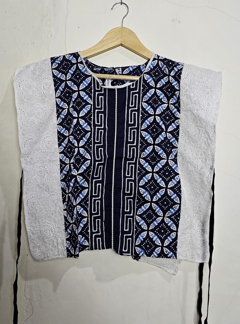 2 Women Outwar Bunga Biru