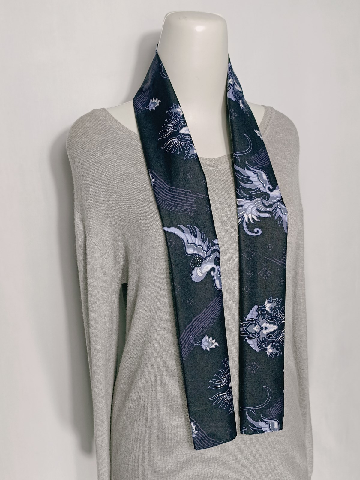 2 Women traditional scarf burung biru (1)