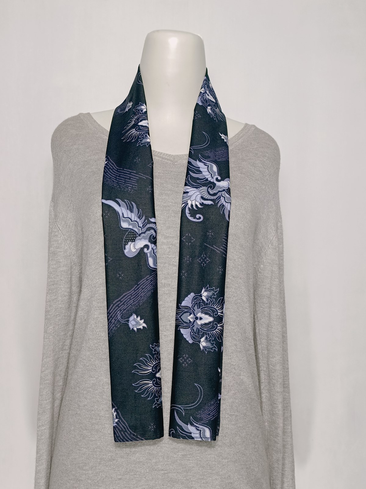 2 Women traditional scarf burung biru (2)