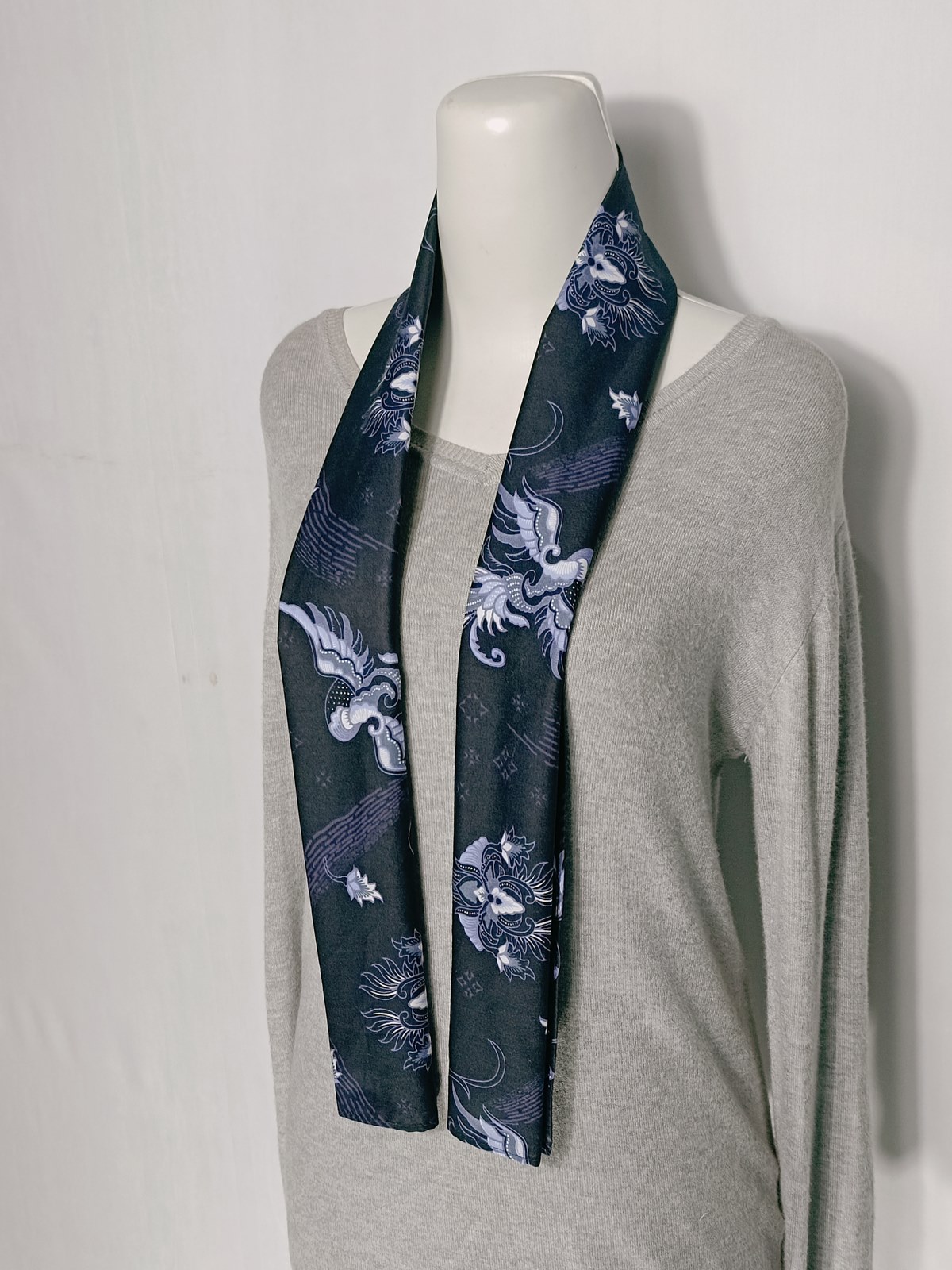 2 Women traditional scarf burung biru